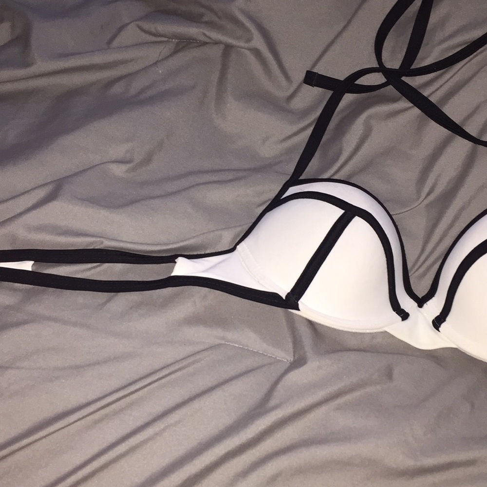 bikini - Picture 2 of 2